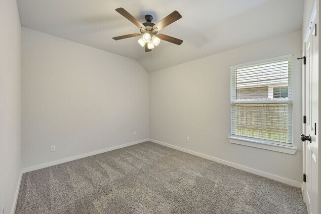 Building Photo - Immediate Move in 3 Bedroom, 2 Bathroom Home with 2 Car Garage