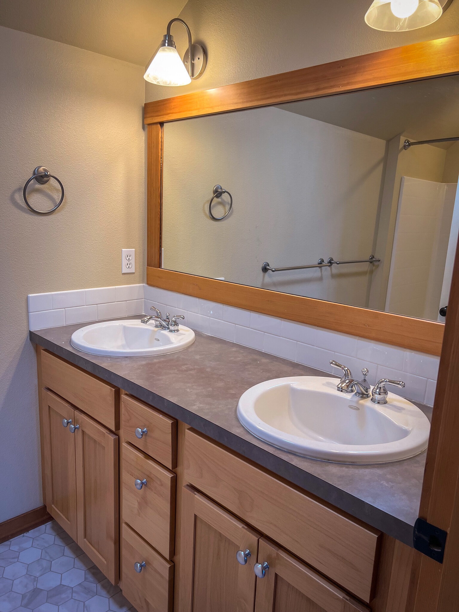 Dual sink vanity with tub shower. - 115 Hall Brothers Loop