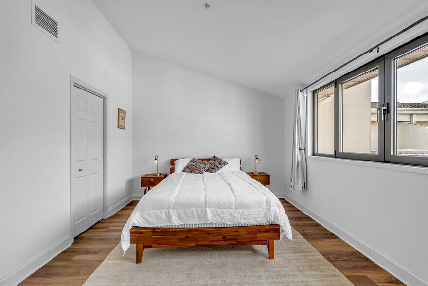 Queen bedroom. Walk-in closet left. - 1000 Fell St