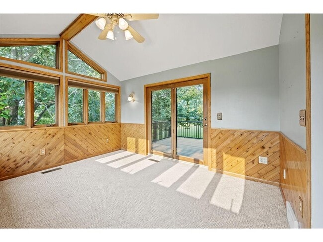 Building Photo - 1008 3rd St NE