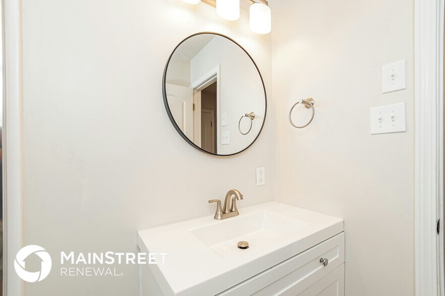 Building Photo - 1049 Roswell Rd