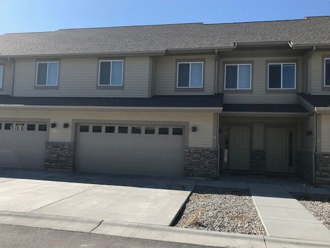 Building Photo - 3 Bedroom, 2 1/2 Bathroom Townhouse -2 wee...