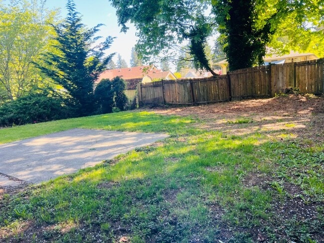 Building Photo - Eastside Olympia/ Must See! Available Now-2bd 1bath