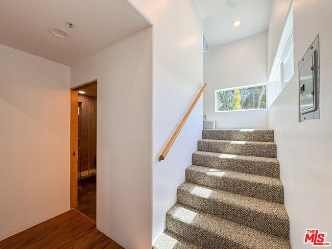 Building Photo - 3050 Knob Dr