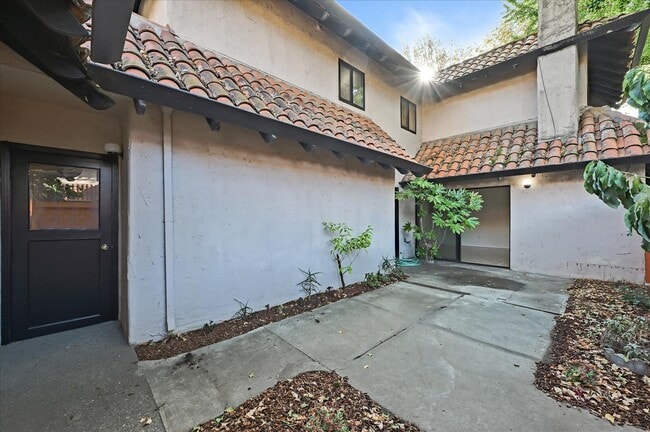 Building Photo - 10 Pueblo Dr