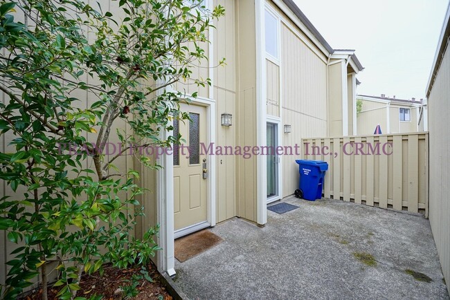 Building Photo - Charming Shelter Ridge 3 Bedroom and 2.5 B...