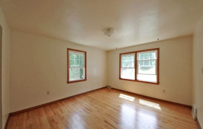 Building Photo - Sparks Street Duplex