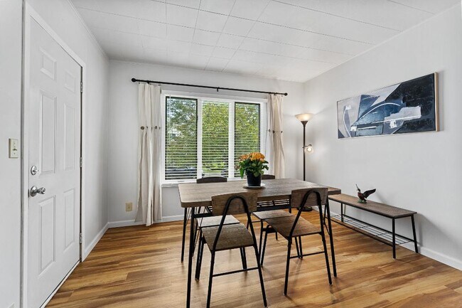 Building Photo - 2020 E 6th St