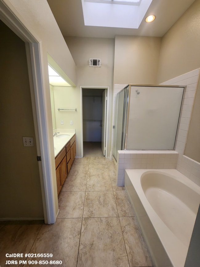 Building Photo - Ontario 3 Bedroom Townhome