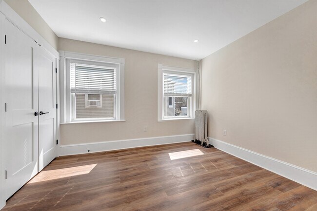 Building Photo - 105 School St