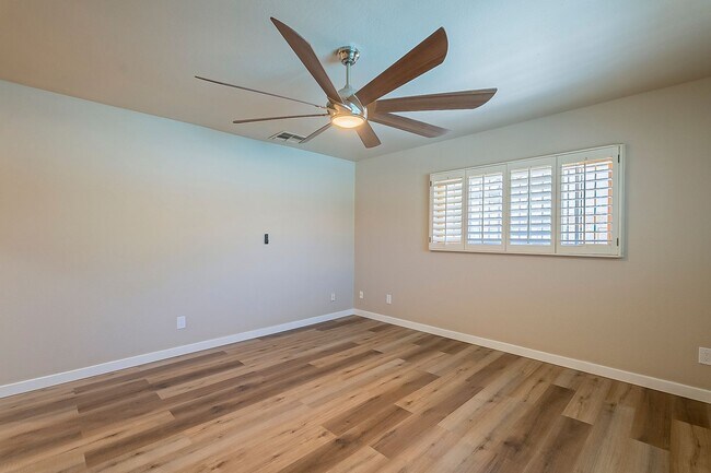 Building Photo - Move in Ready! 3 Bedrooms, 3 Bathrooms & P...