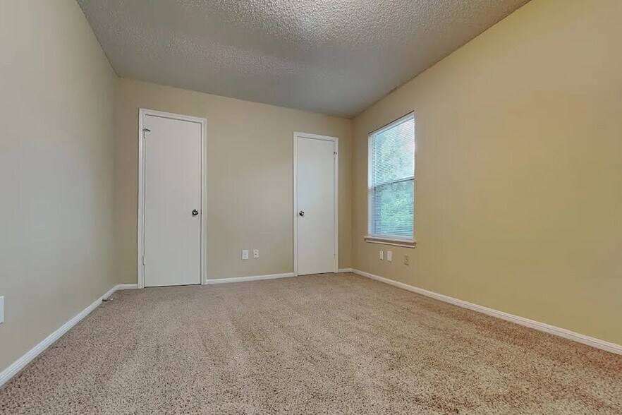 Building Photo - 11 Brentwood Oaks Ct