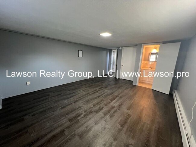 Building Photo - Very Nice & Spacious Home in Hidden Valley Neighborhood - Pet Friendly!