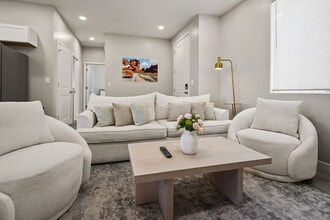 Building Photo - 6612 W Paradise Ln