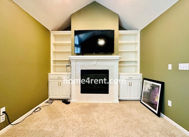 Building Photo - Beautiful Four Bedroom Home in a Quiet Neighborhood w/ an Updated Kitchen, Wood Floors, and a Fin...