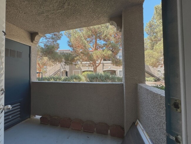 Building Photo - 2b2b Condo