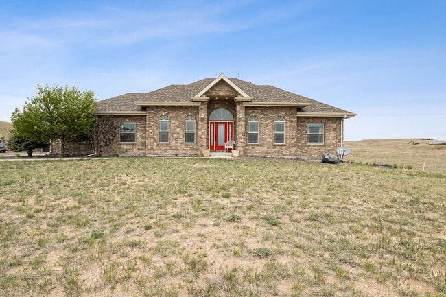 Building Photo - Executive 3-Bed Ranch Main Level - Private...