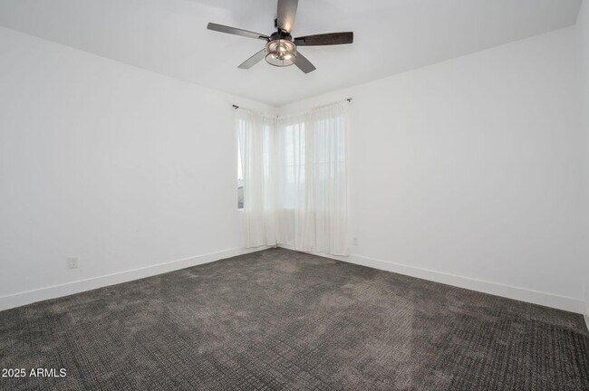 Building Photo - 1221 E Paseo Way