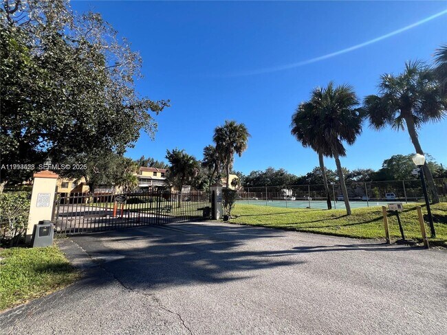 Building Photo - 400 Commodore Dr