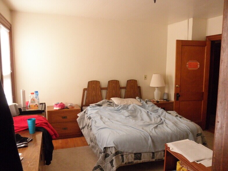 Bedreoom - 211 S Mills St