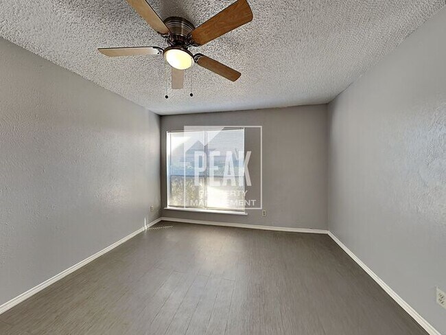 Building Photo - $1,475! 2/Bed1.5Bath duplex in Arlington!