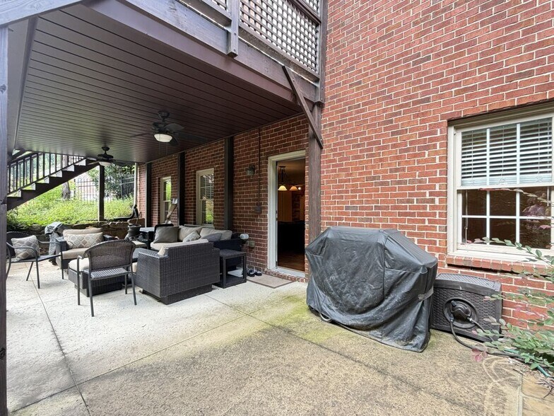 Building Photo - 0000 Village Terrace Dr