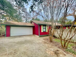 Building Photo - Eclectic 3 Bedroom, 2 Bathroom Home - 2 Car Garage - Fenced Yard and More!