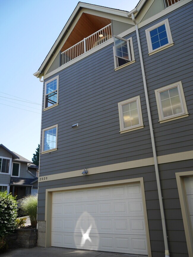 Building Photo - 4 Bedroom Townhouse Blocks from Seattle University