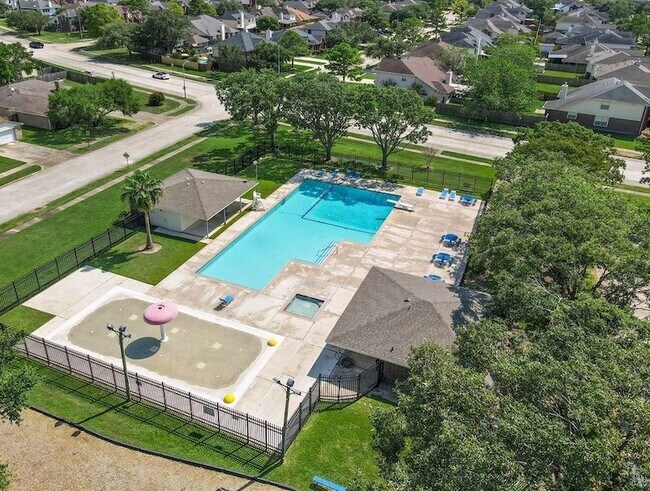 Building Photo - 3803 Redbud Dr