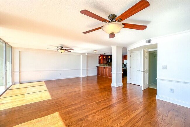 Building Photo - Executive Lakefront Living – 3 Bed, 2.5 Ba...