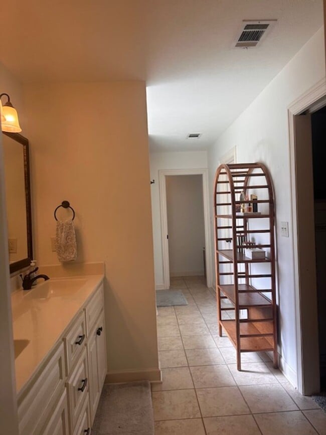 Building Photo - Ridgewood West End Home