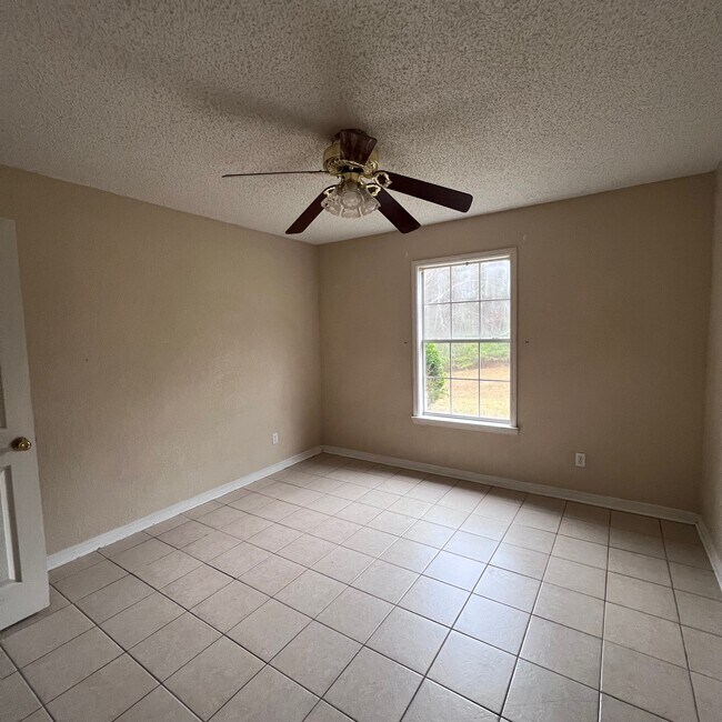 Building Photo - 161 Pinehill Mnr