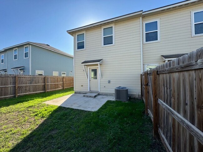 Building Photo - Elegant Townhome Ready for Move In - 3 BR 2.5 Bath - NE San Antonio (in Selma)