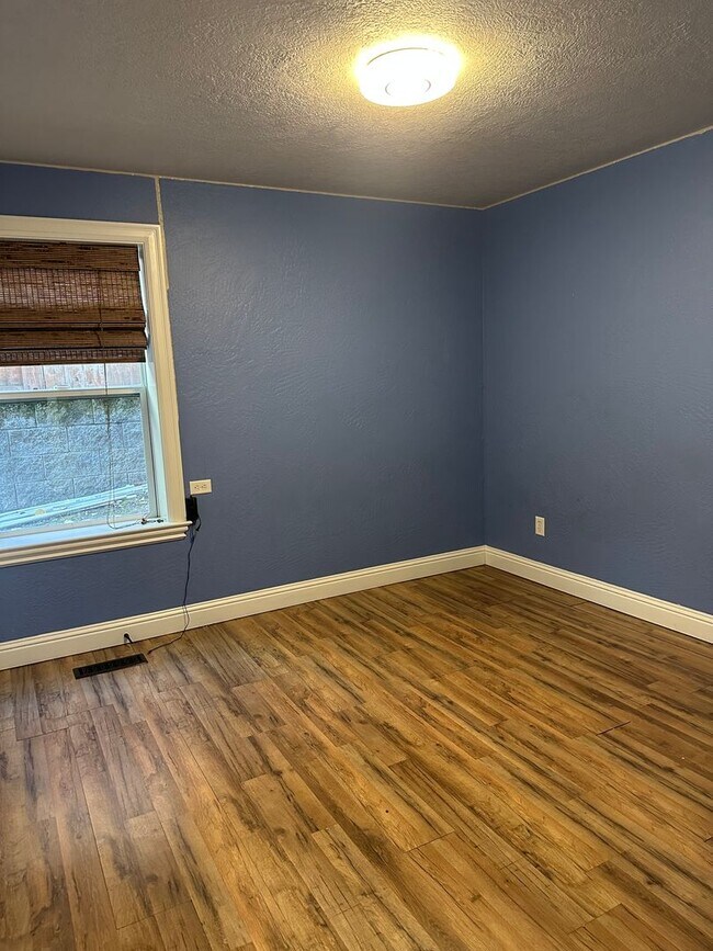 Building Photo - Amazing Price! Amazing Location!