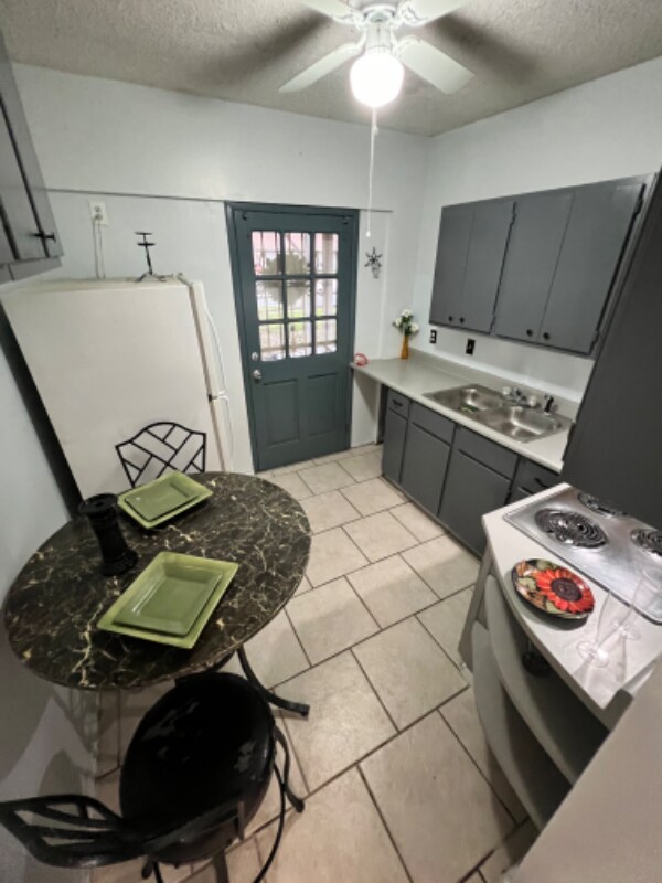 Building Photo - 7418 Meadow Cliff St