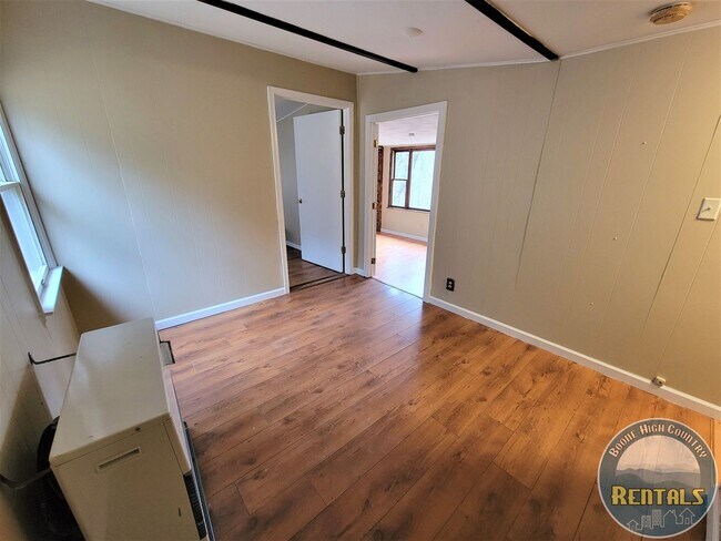 Building Photo - 2 Bedroom Right in Town!