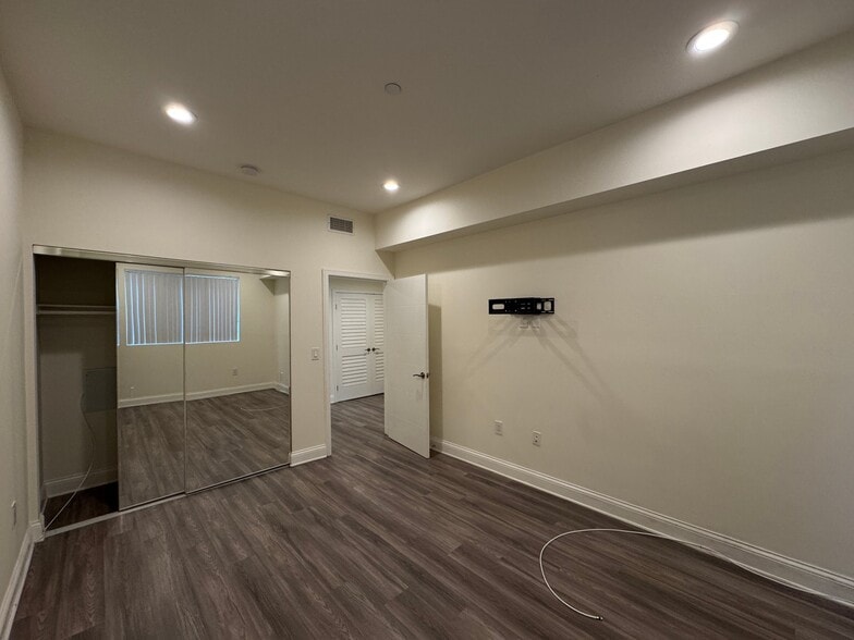 Building Photo - 14934 Burbank Blvd