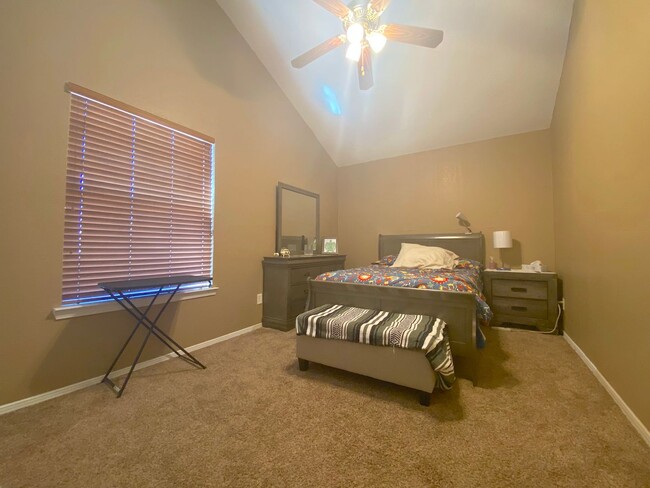 Building Photo - East El Paso 3 bed Refrig A/C w/Loft!