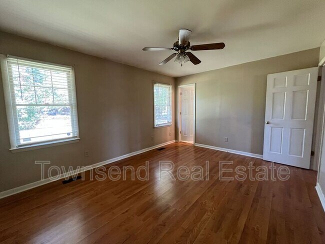 Building Photo - 6204 Lakehaven Dr