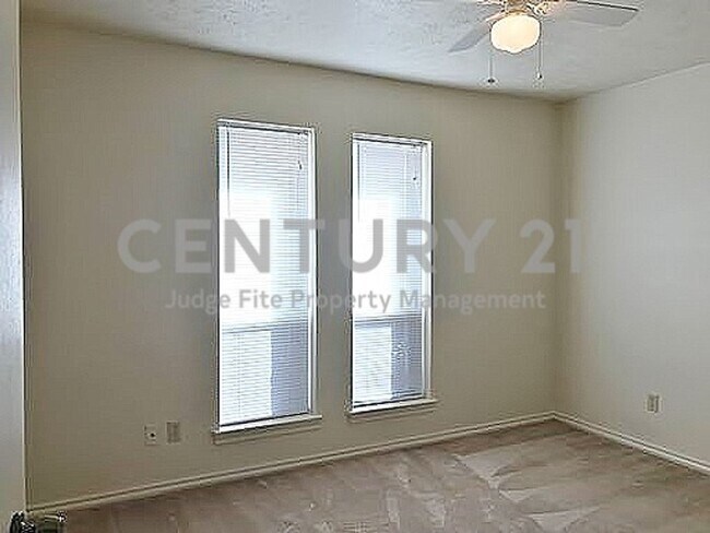 Building Photo - Great 2/1 Duplex Situated on Cul-de-sac in...