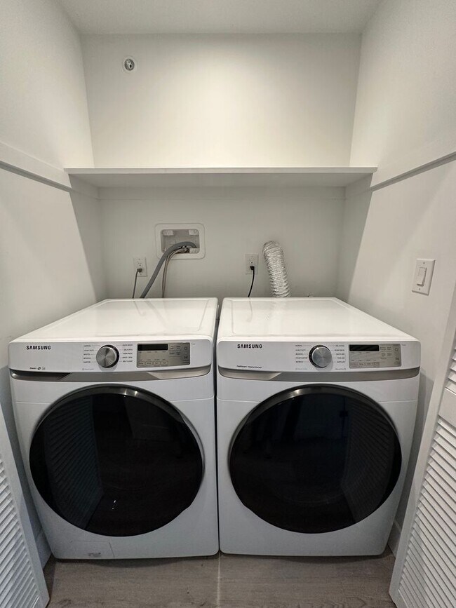 Building Photo - 3 bedroom 3 bath Newer construction home offers perfectly blends comfort, style, and convenience!