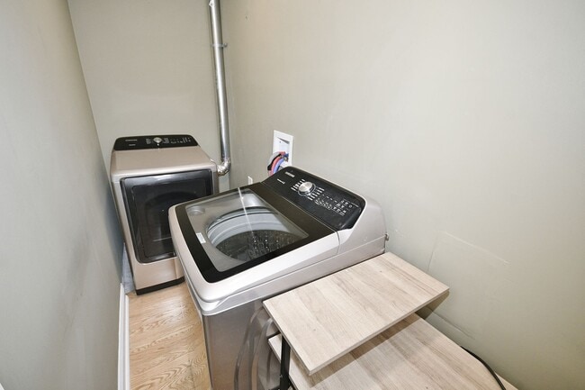 Building Photo - Beautiful 3 Bedrooms, 1 bathroom House Available Now!