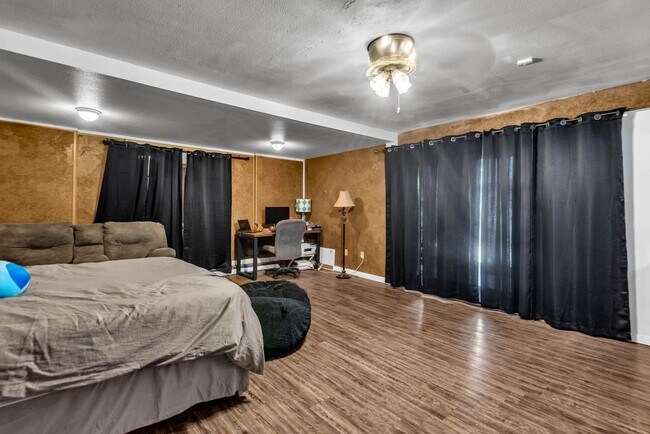 Building Photo - 6935 Amber Dr