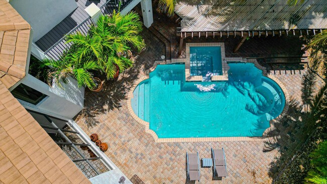 Building Photo - 10703 Versailles Blvd