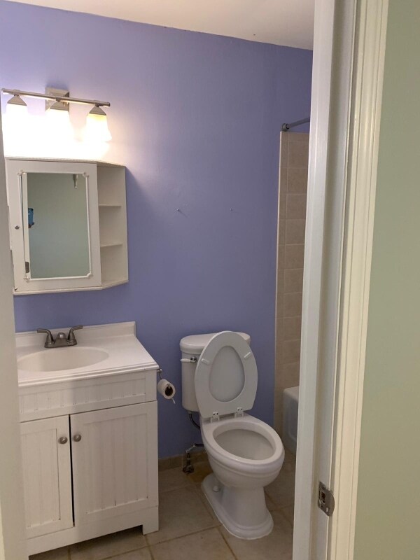 Building Photo - 350 Hollyberry Dr