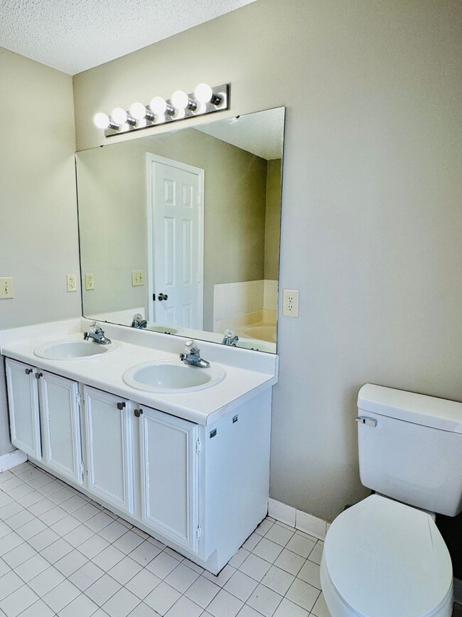 Building Photo - Charming 3-Bedroom Home on a Spacious Corn...