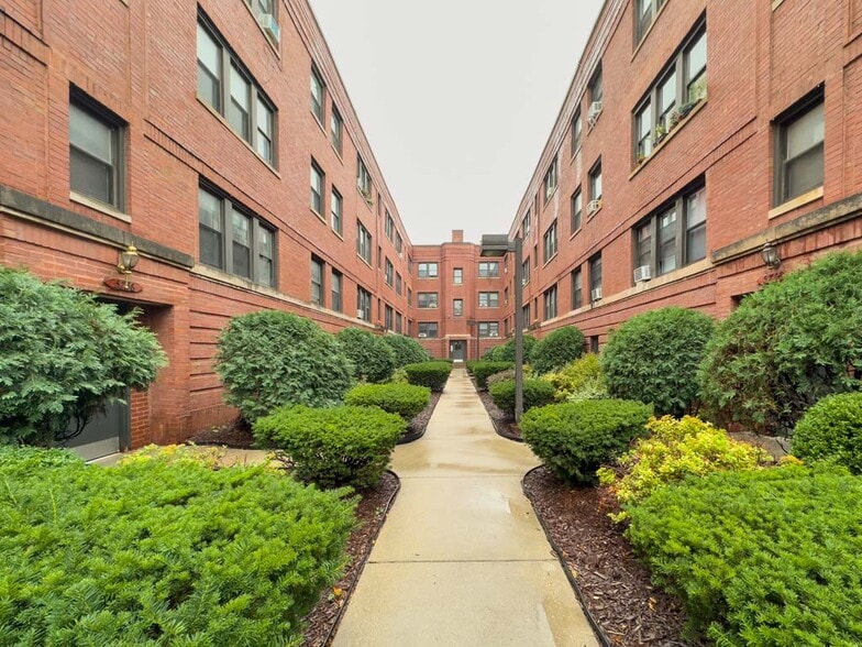 Primary Photo - 5746 N Winthrop Ave