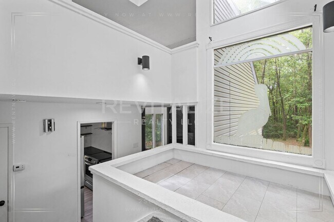 Building Photo - 2739 Knollwood Dr