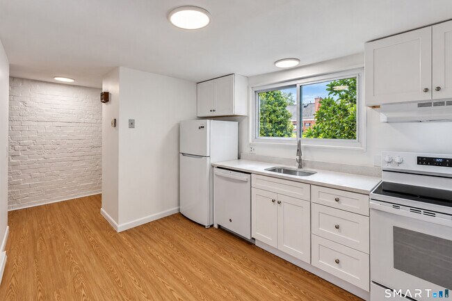 Building Photo - 19 Denlar Dr