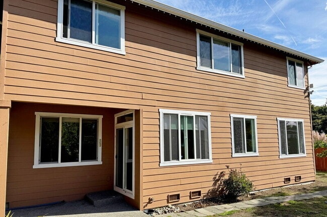 Building Photo - 21012 33rd Pl W
